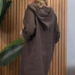 👗 Elegancka sukienka oversize z kapturem - długie rękawy i trendowe rozcięcie